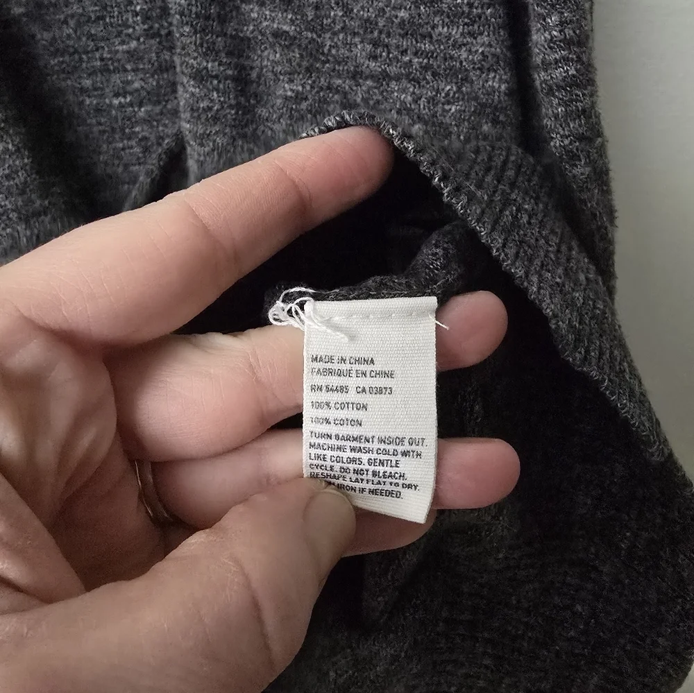 American Eagle Sweater Mens Medium Gray Knit Athletic Fit V-Neck Dark Academia